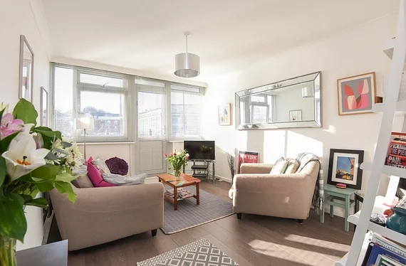 Flat Thoresby Street in Greater London
