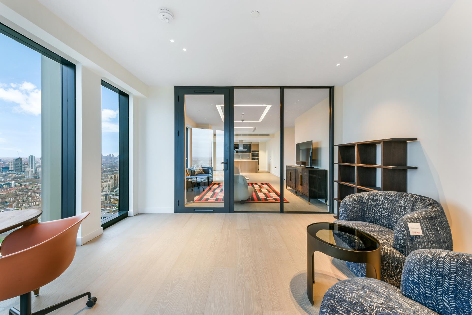 Flat Nine Elms Lane in Greater London