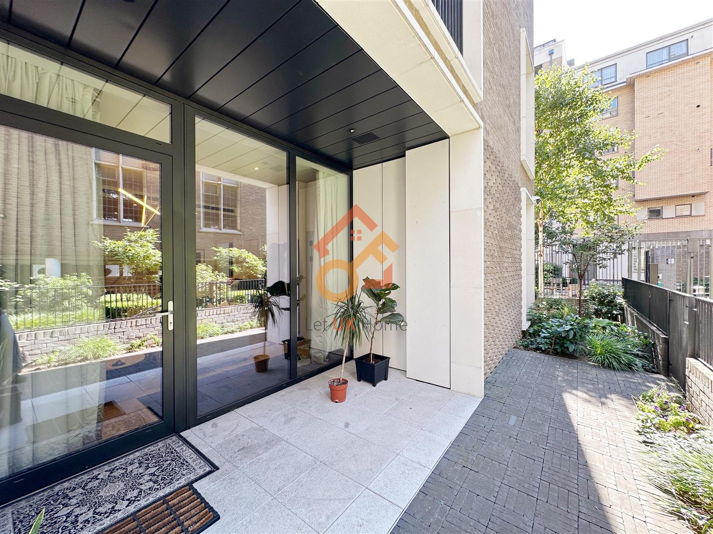 Flat Brackley Street in City of London