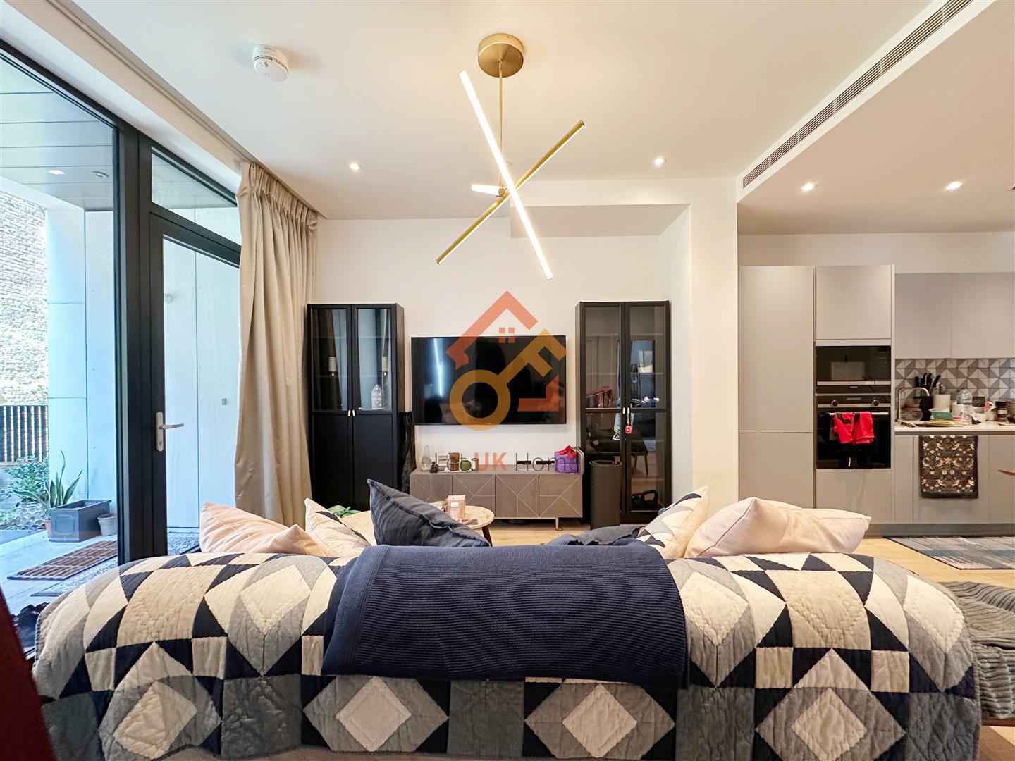 Flat Brackley Street in City of London