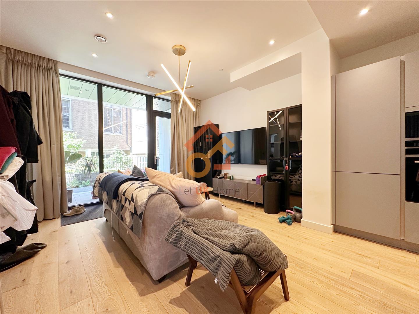 Flat Brackley Street in City of London