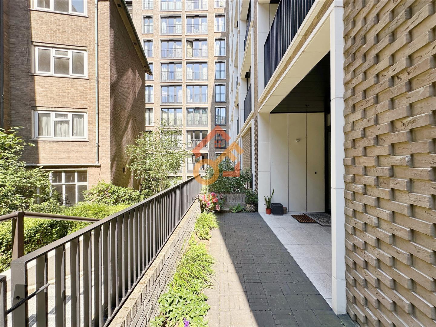 Flat Brackley Street in City of London