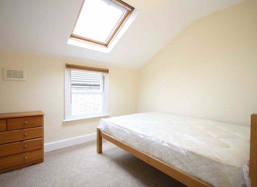 Flat Killyon Road in Greater London