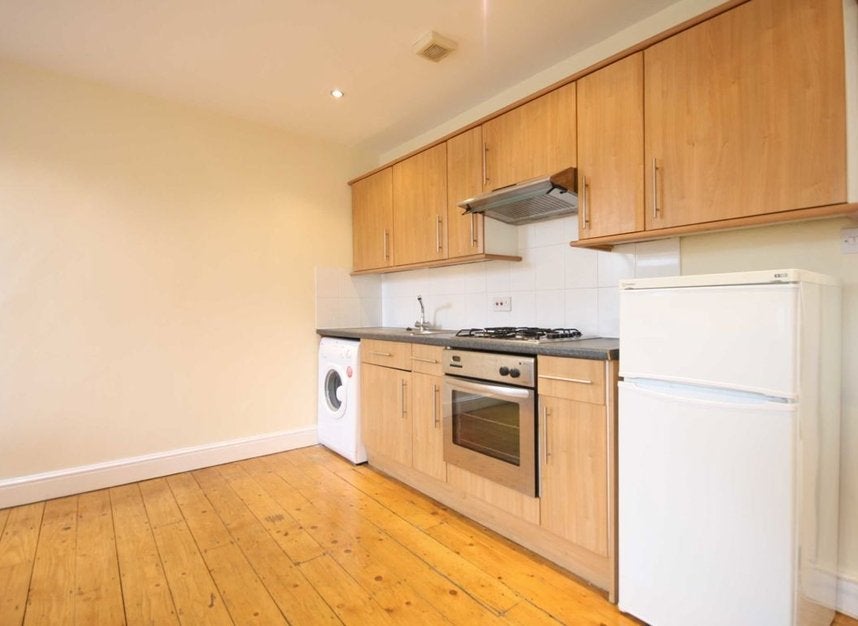 Flat Killyon Road in Greater London