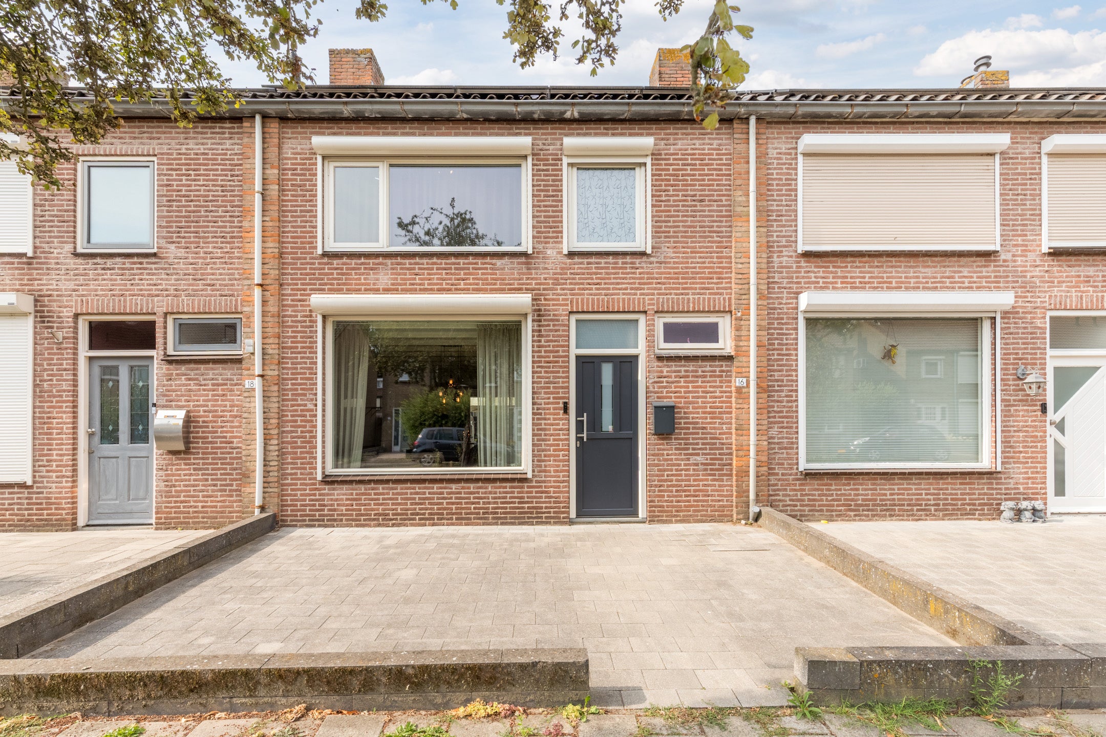 Tussenwoning te koop: Dr Ensinkstraat 16, Halsteren