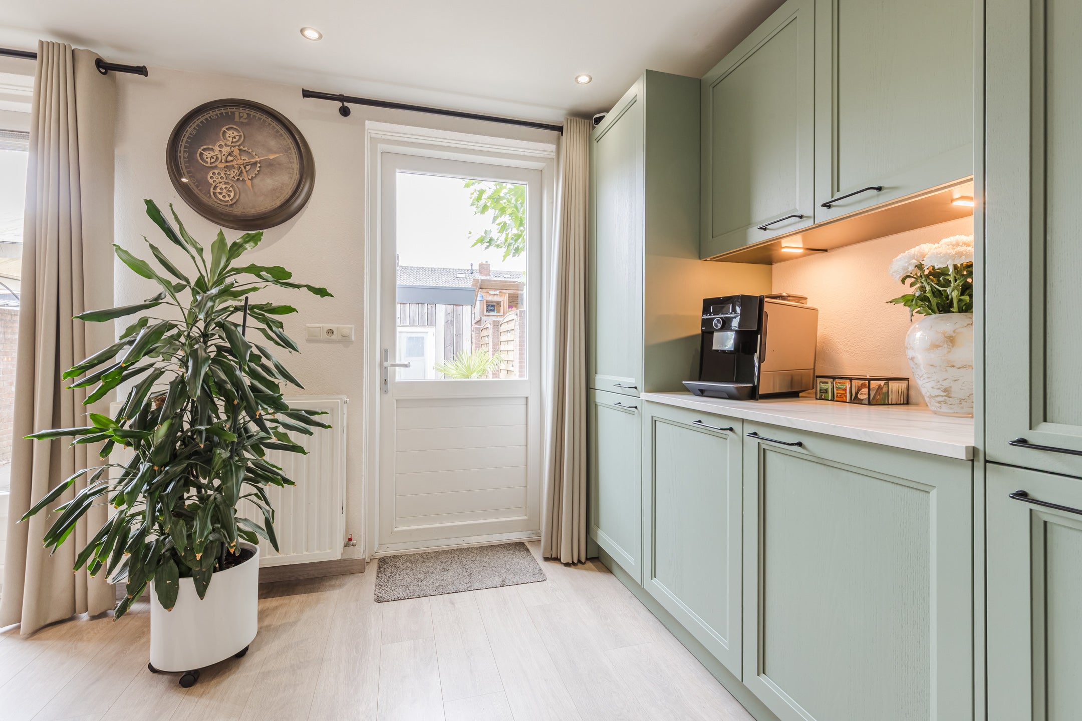 Tussenwoning te koop: Dr Ensinkstraat 16, Halsteren