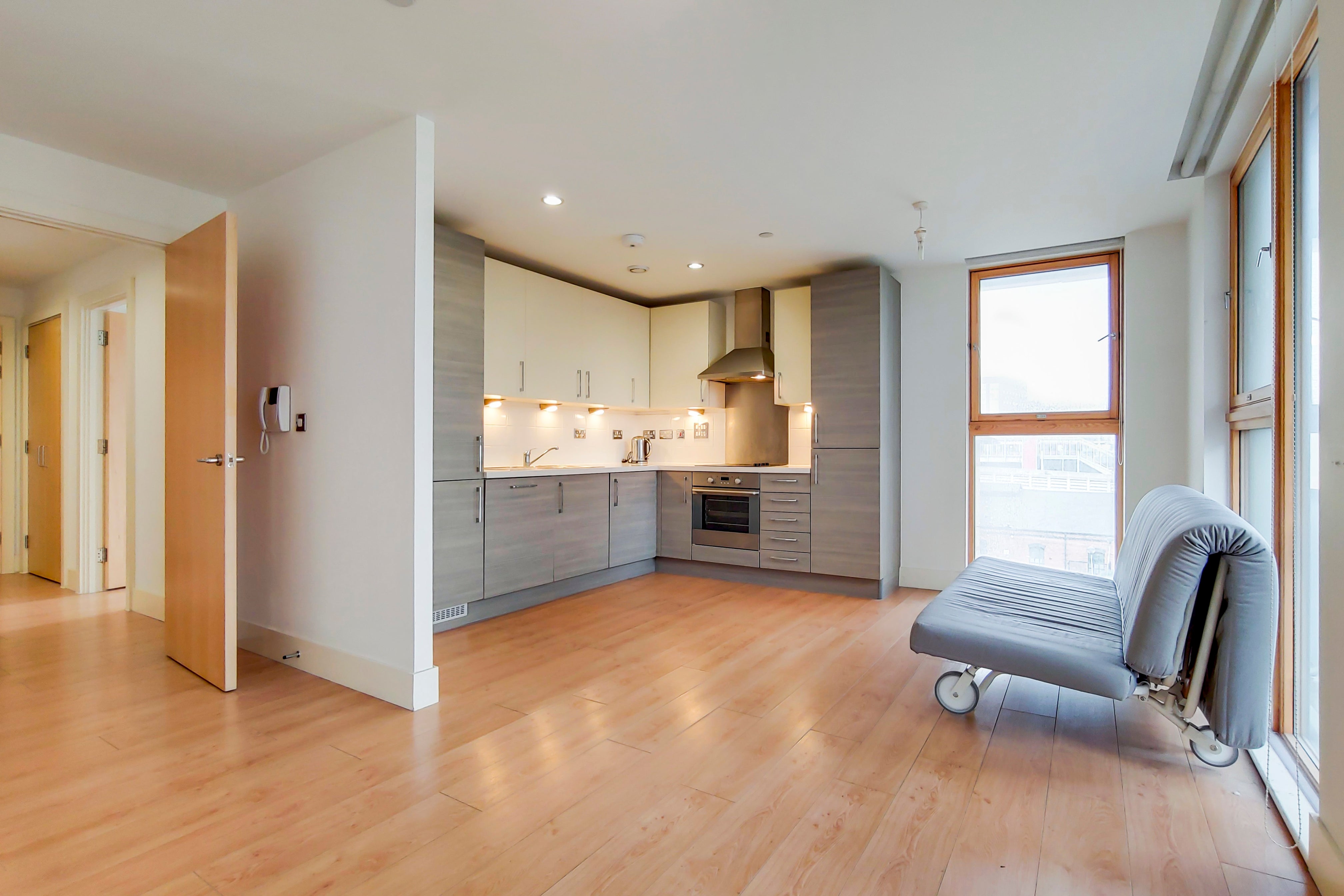 Flat Blackwall Way in Greater London