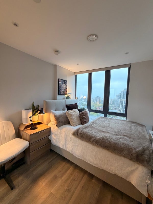 Room Dingwall Road in Greater London