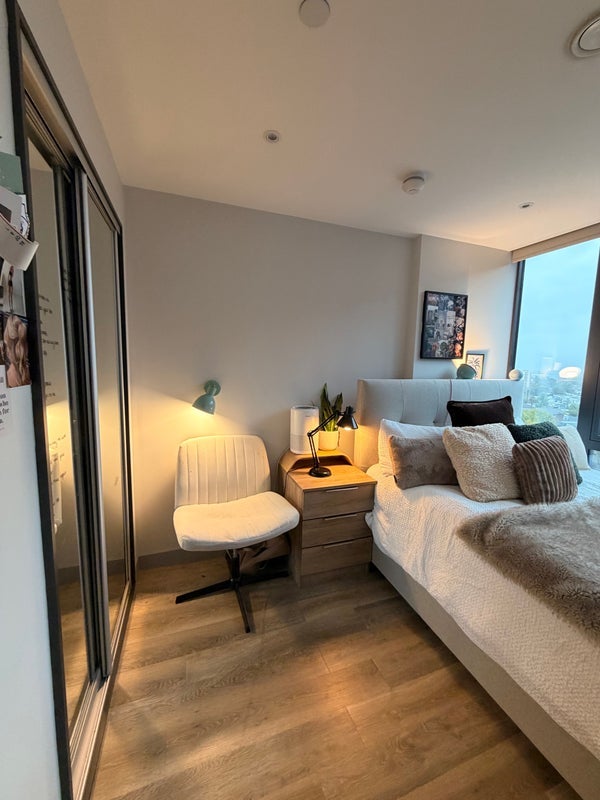 Room Dingwall Road in Greater London
