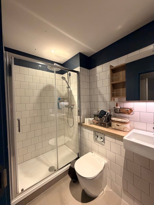 Room Dingwall Road in Greater London