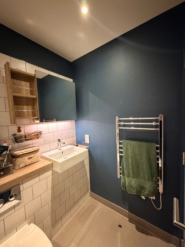 Room Dingwall Road in Greater London