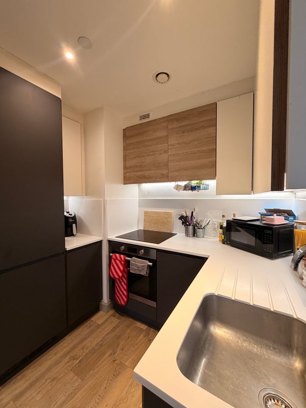 Room Dingwall Road in Greater London
