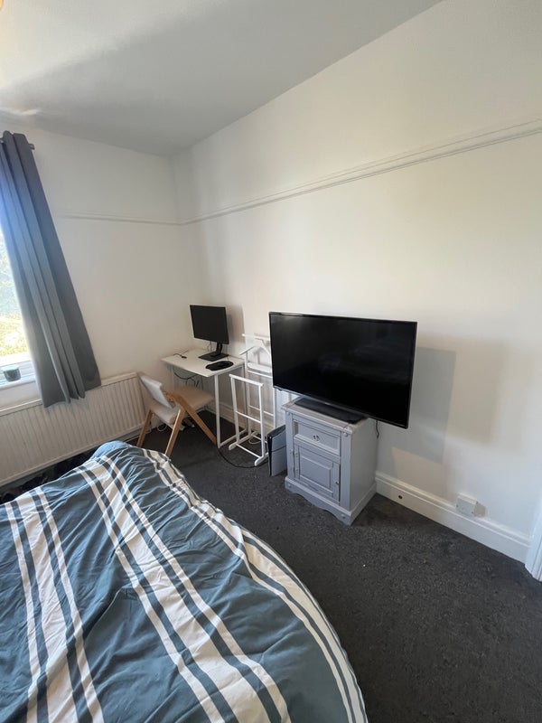Room Broadwater Road in Greater London