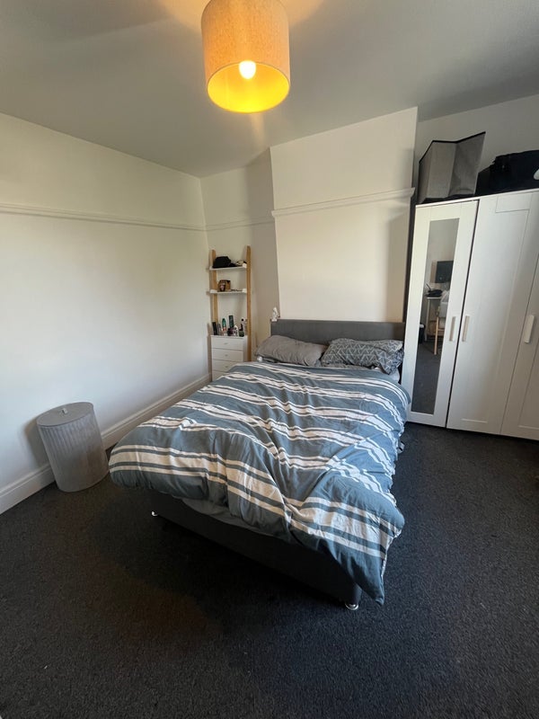 Room Broadwater Road in Greater London