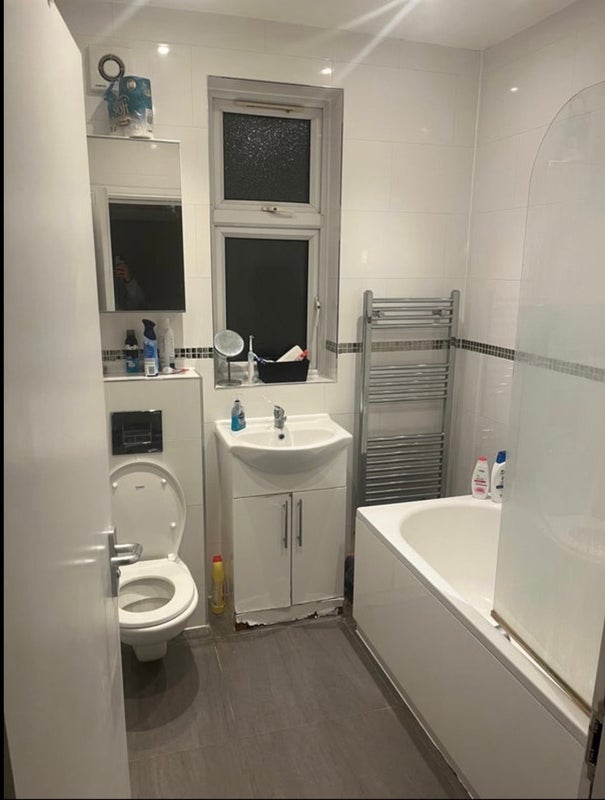 Room Broadwater Road in Greater London