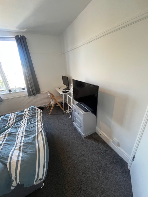 Room Broadwater Road in Greater London