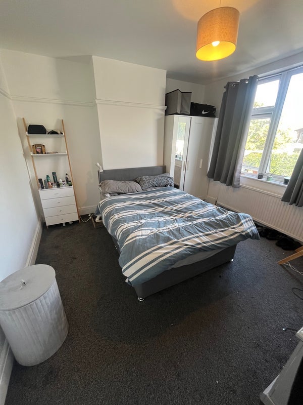 Room Broadwater Road in Greater London