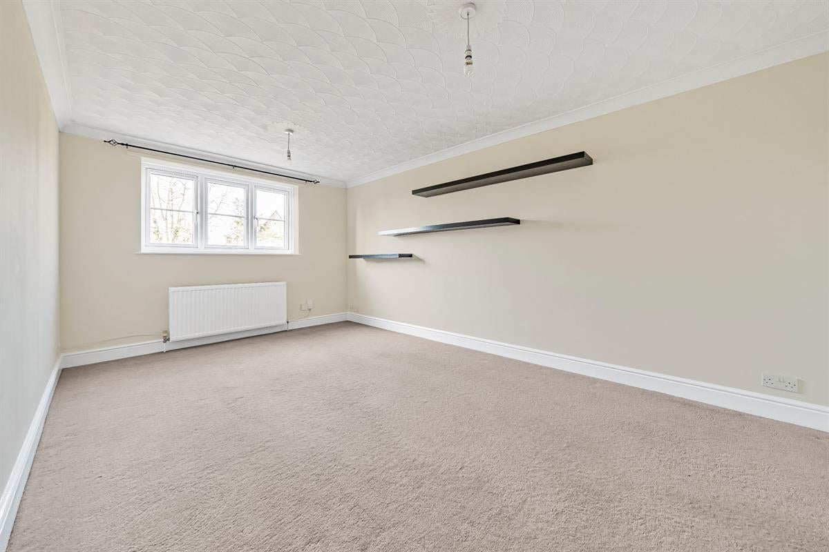 Flat Hurst Grove in Bedford