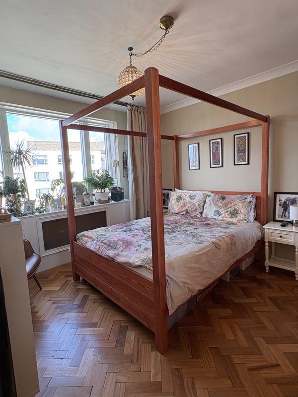 Room Park Crescent in City of Westminster