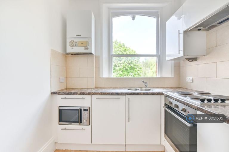 Flat Christchurch Avenue in Greater London