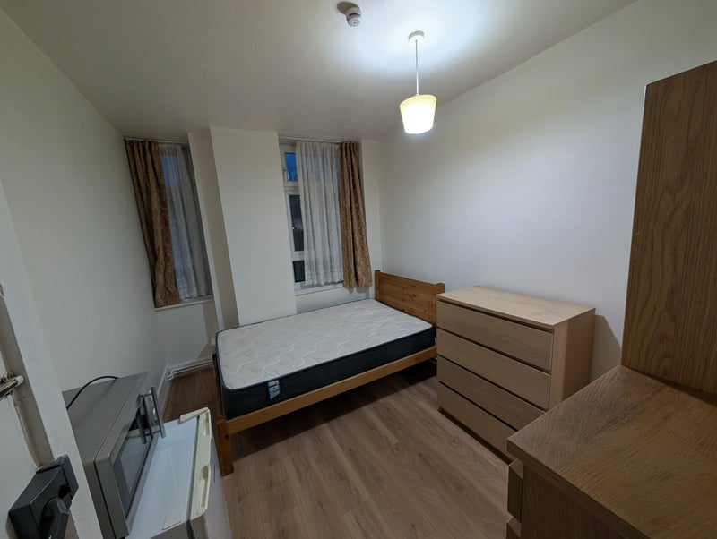 Room Cazenove Road in Greater London