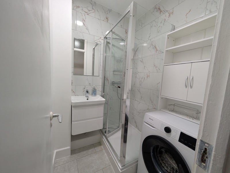Room Cazenove Road in Greater London
