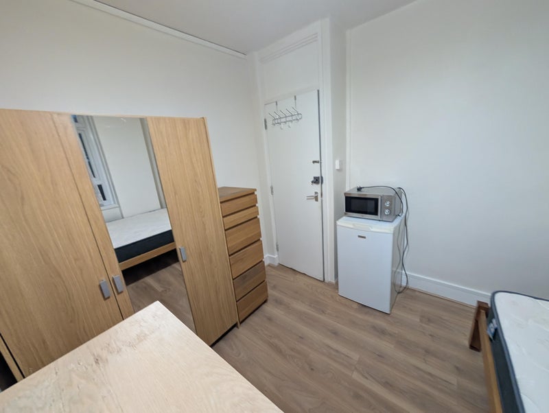 Room Cazenove Road in Greater London