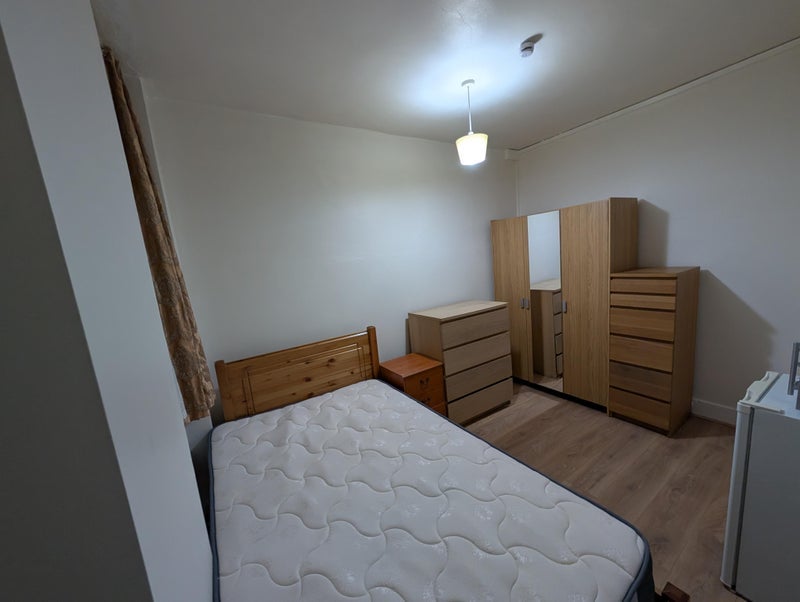 Room Cazenove Road in Greater London