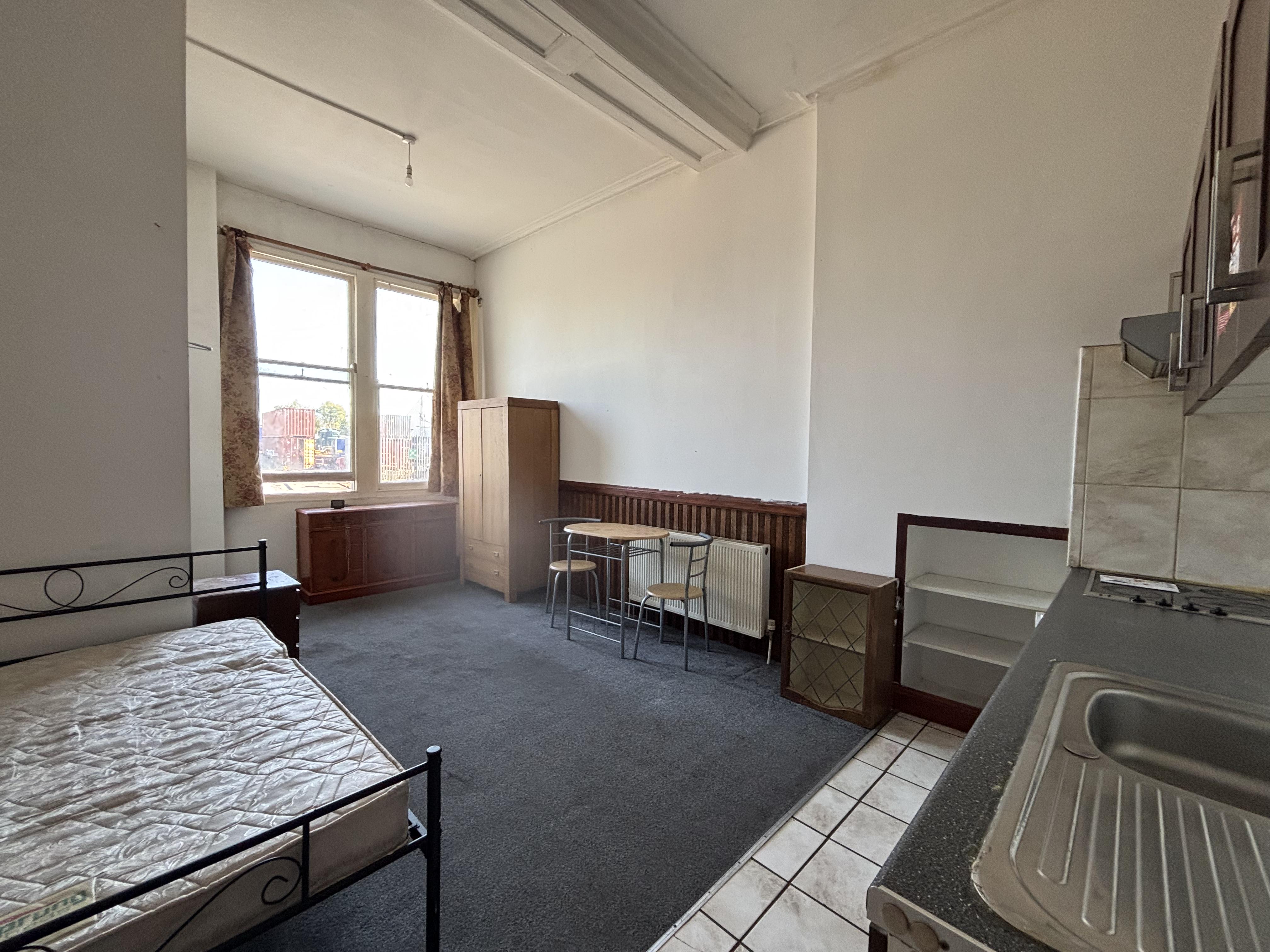 Flat Gloucester Road in Bristol