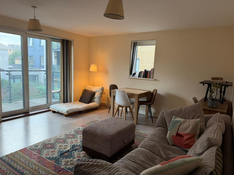 Room Dugard Way in Greater London
