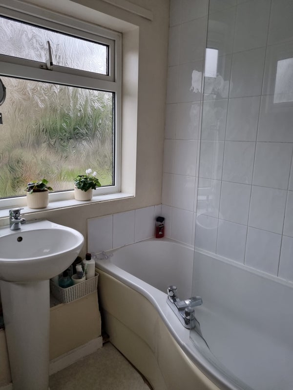 Room Brantridge Road in Crawley