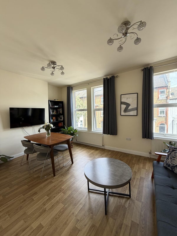 Room Tunis Road in Greater London