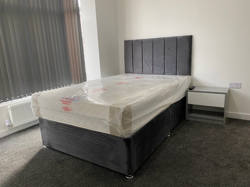 Room Back Hilden Street West in Farnworth