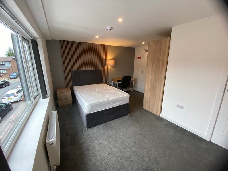 Room Back Hilden Street West in Farnworth
