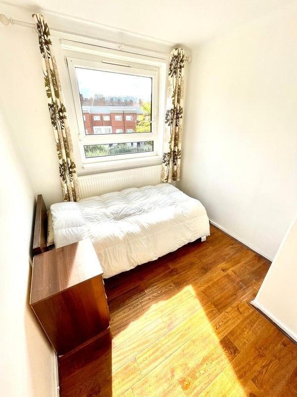 Room Woodseer Street in Greater London