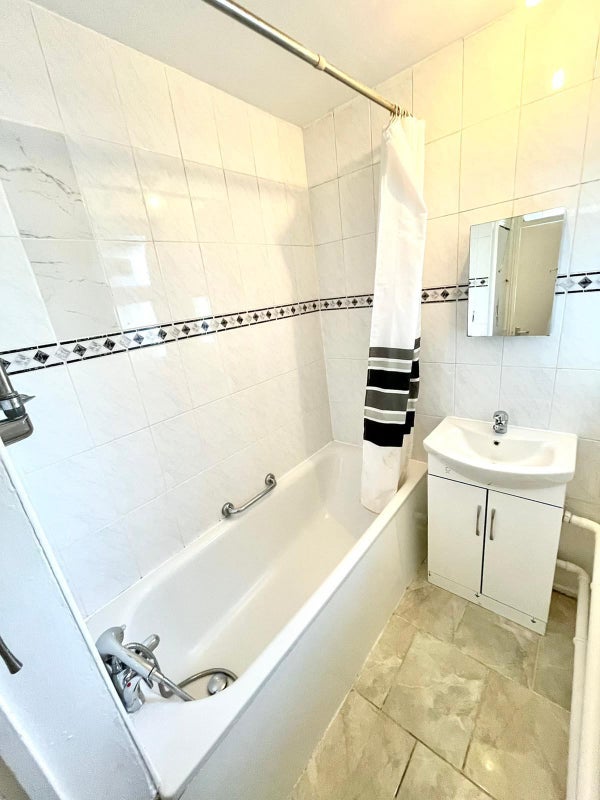Room Woodseer Street in Greater London