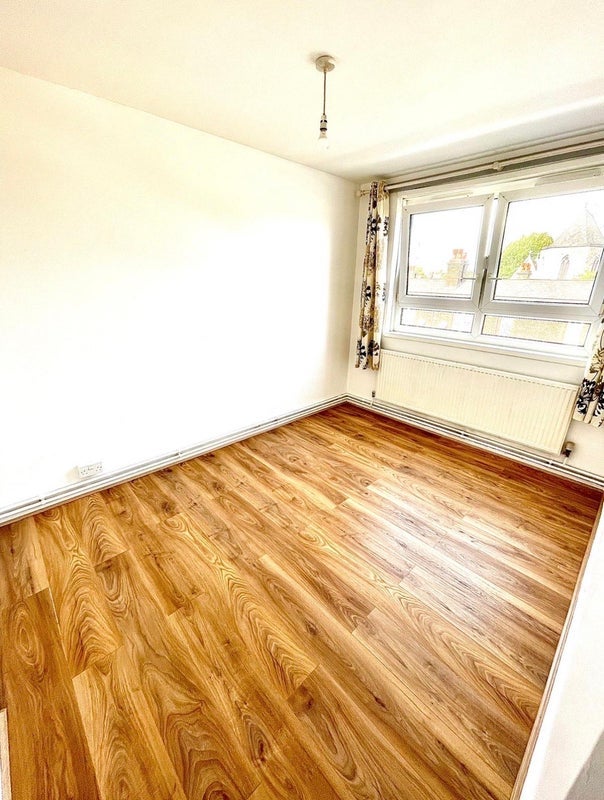 Room Woodseer Street in Greater London