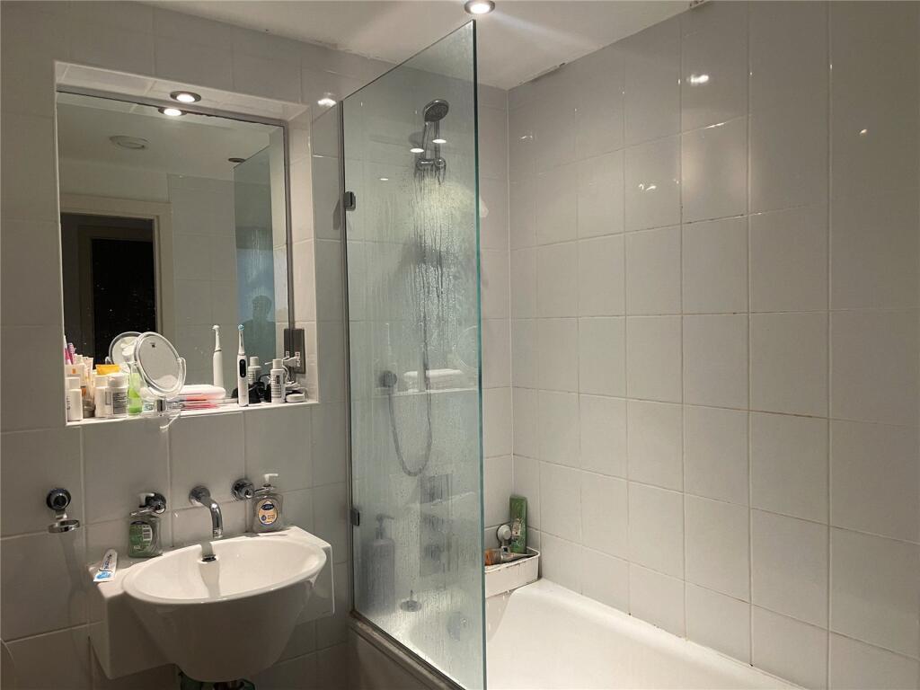 Flat Tulip Close in Greater London