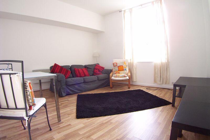 Flat Tulip Close in Greater London