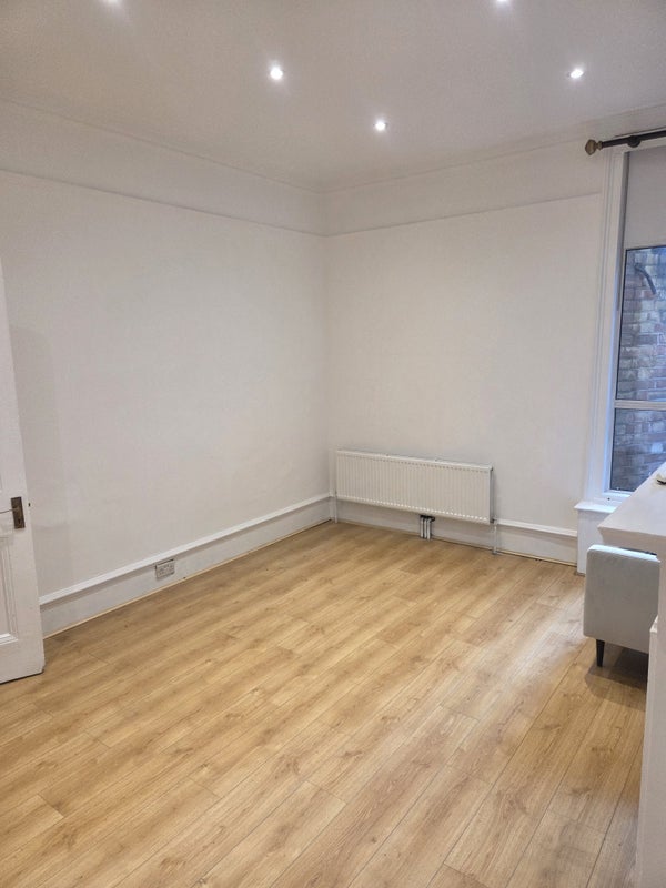 Room Fulham Road in Greater London