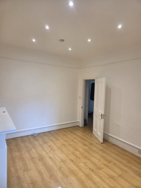 Room Fulham Road in Greater London