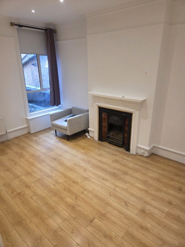 Room Fulham Road in Greater London