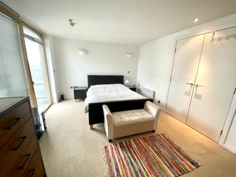 Room Whitehall Road in Leeds