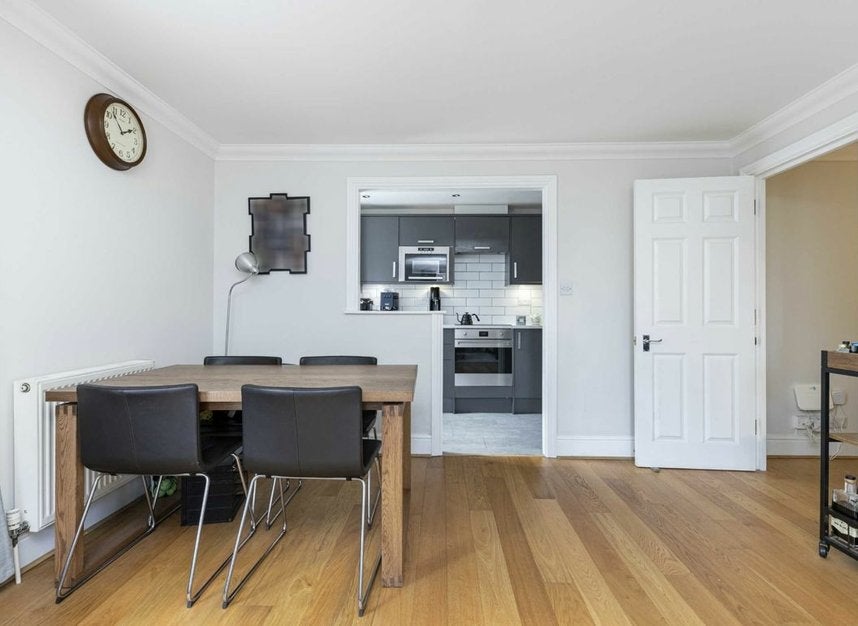 Flat Lamb Street in Greater London