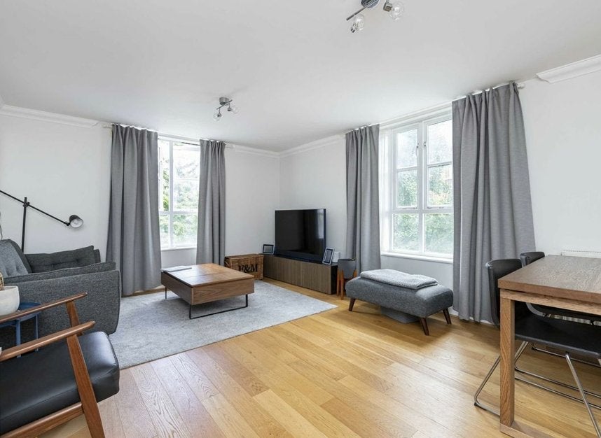Flat Lamb Street in Greater London