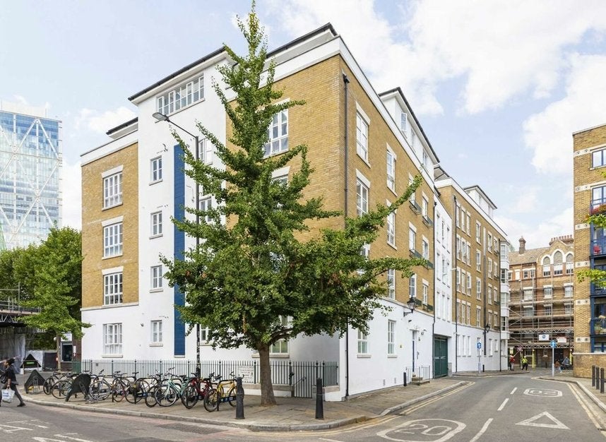 Flat Lamb Street in Greater London