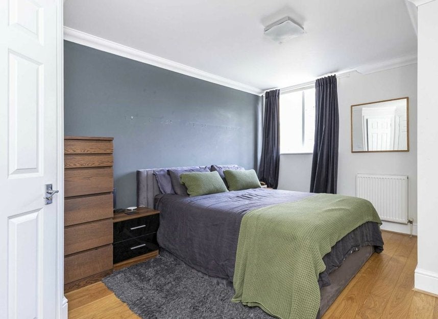 Flat Lamb Street in Greater London