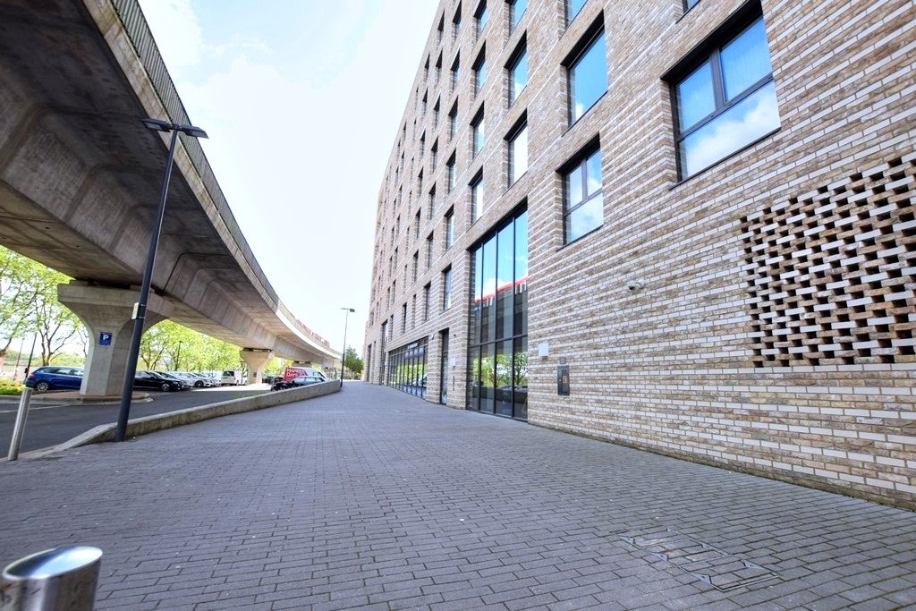 Flat Bramwell Way in Greater London