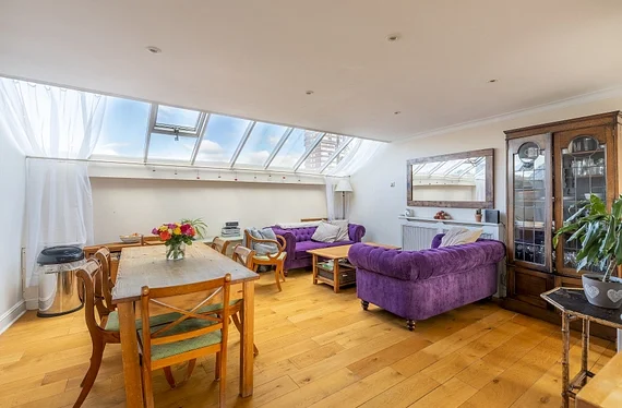 Flat Langford Road in Greater London