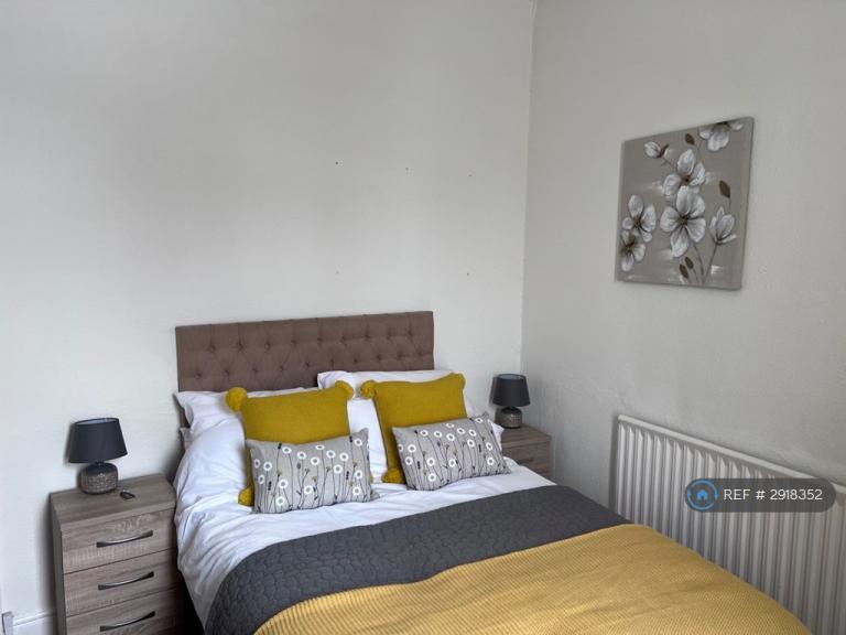 Room Curzon Street in Newcastle-under-Lyme
